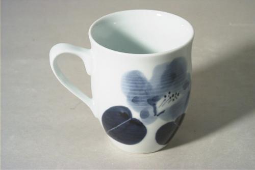 染付椿マグカップ